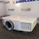 LOTE 011 - 01 PROJETOR MARCA EPSON. (NO ESTADO) ATENÇÃO! FAZER A VISITAÇÃO ANTES DE ARREMATAR, NÃO SABEMOS SE FUNCIONA. LEILÃO NÃO TEM GARANTIA E NEM DEVOLUÇÃO, SUJEITO A POSSÍVEIS AVARIAS VISÍVEIS/OCULTAS E/OU AUSÊNCIA DE COMPONENTES.