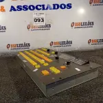 LOTE 093 - 01 MESA DE VÍDEO. (NO ESTADO) ATENÇÃO! FAZER A VISITAÇÃO ANTES DE ARREMATAR, NÃO SABEMOS SE FUNCIONA. LEILÃO NÃO TEM GARANTIA E NEM DEVOLUÇÃO, SUJEITO A POSSÍVEIS AVARIAS VISÍVEIS/OCULTAS E/OU AUSÊNCIA DE COMPONENTES.