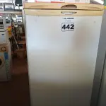 LOTE 442 - 01 GELADEIRA MARCA ELECTROLUX 220V. (NO ESTADO) ATENÇÃO! FAZER A VISITAÇÃO ANTES DE ARREMATAR, NÃO SABEMOS SE FUNCIONA. LEILÃO NÃO TEM GARANTIA E NEM DEVOLUÇÃO, SUJEITO A POSSÍVEIS AVARIAS VISÍVEIS/OCULTAS E/OU AUSÊNCIA DE COMPONENTES.