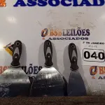 LOTE 040 - 02 ESPÁTULAS 5” COM CABO EMBORRACHADO E 01 ESPÁTULA 2,5. (NOVO) (NO ESTADO) ATENÇÃO! FAZER A VISITAÇÃO ANTES DE ARREMATAR, NÃO SABEMOS SE FUNCIONA. LEILÃO NÃO TEM GARANTIA E NEM DEVOLUÇÃO, SUJEITO A POSSÍVEIS AVARIAS VISÍVEIS/OCULTAS E/OU AUSÊNCIA DE COMPONENTES.