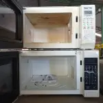 LOTE 439 - 02 MICRO-ONDAS MARCAS E MODELOS DIVERSOS. (NO ESTADO) ATENÇÃO! FAZER A VISITAÇÃO ANTES DE ARREMATAR, NÃO SABEMOS SE FUNCIONA. LEILÃO NÃO TEM GARANTIA E NEM DEVOLUÇÃO, SUJEITO A POSSÍVEIS AVARIAS VISÍVEIS/OCULTAS E/OU AUSÊNCIA DE COMPONENTES.