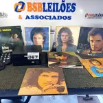 LOTE 087 - 01 LOTE COM DISCOS DE VINIL, 03 APARELHOS TERMINAL TV E 01 APARELHO DE TELEFONE. (NO ESTADO) ATENÇÃO! FAZER A VISITAÇÃO ANTES DE ARREMATAR, NÃO SABEMOS SE FUNCIONA. LEILÃO NÃO TEM GARANTIA E NEM DEVOLUÇÃO, SUJEITO A POSSÍVEIS AVARIAS VISÍVEIS/OCULTAS E/OU AUSÊNCIA DE COMPONENTES.