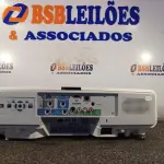 LOTE 035 - 01 PROJETOR MARCA EPSON. (NO ESTADO) ATENÇÃO! FAZER A VISITAÇÃO ANTES DE ARREMATAR, NÃO SABEMOS SE FUNCIONA. LEILÃO NÃO TEM GARANTIA E NEM DEVOLUÇÃO, SUJEITO A POSSÍVEIS AVARIAS VISÍVEIS/OCULTAS E/OU AUSÊNCIA DE COMPONENTES.