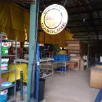 LOTE 374 - 01 PLACA DE PROPAGANDA RETRO SHELL GASOLINE. (NO ESTADO) ATENÇÃO! FAZER A VISITAÇÃO ANTES DE ARREMATAR, NÃO SABEMOS SE FUNCIONA. LEILÃO NÃO TEM GARANTIA E NEM DEVOLUÇÃO, SUJEITO A POSSÍVEIS AVARIAS VISÍVEIS/OCULTAS E/OU AUSÊNCIA DE COMPONENTES.