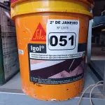 LOTE 051 - 01 LATA DE SIKAECOASFALTO EMULSÃO DISPERSA EM ÁGUA P/ IMPRIMAÇÃO/IPERMEABILIZAÇÃO DE 18L. (NO ESTADO) ATENÇÃO! FAZER A VISITAÇÃO ANTES DE ARREMATAR, NÃO SABEMOS SE FUNCIONA. LEILÃO NÃO TEM GARANTIA E NEM DEVOLUÇÃO, SUJEITO A POSSÍVEIS AVARIAS VISÍVEIS/OCULTAS E/OU AUSÊNCIA DE COMPONENTES.