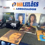 LOTE 087 - 01 LOTE COM DISCOS DE VINIL, 03 APARELHOS TERMINAL TV E 01 APARELHO DE TELEFONE. (NO ESTADO) ATENÇÃO! FAZER A VISITAÇÃO ANTES DE ARREMATAR, NÃO SABEMOS SE FUNCIONA. LEILÃO NÃO TEM GARANTIA E NEM DEVOLUÇÃO, SUJEITO A POSSÍVEIS AVARIAS VISÍVEIS/OCULTAS E/OU AUSÊNCIA DE COMPONENTES.