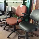 LOTE 490 - 04 CADEIRAS DE ESCRITÓRIO MARCAS E MODELOS DIVERSOS. (NO ESTADO) ATENÇÃO! FAZER A VISITAÇÃO ANTES DE ARREMATAR, NÃO SABEMOS SE FUNCIONA. LEILÃO NÃO TEM GARANTIA E NEM DEVOLUÇÃO, SUJEITO A POSSÍVEIS AVARIAS VISÍVEIS/OCULTAS E/OU AUSÊNCIA DE COMPONENTES.