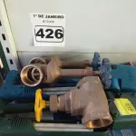 LOTE 426 - 04 LUMINÁRIAS DE MESA E 03 REGISTROS EM METAL. (NO ESTADO) ATENÇÃO! FAZER A VISITAÇÃO ANTES DE ARREMATAR, NÃO SABEMOS SE FUNCIONA. LEILÃO NÃO TEM GARANTIA E NEM DEVOLUÇÃO, SUJEITO A POSSÍVEIS AVARIAS VISÍVEIS/OCULTAS E/OU AUSÊNCIA DE COMPONENTES.
