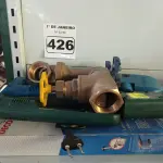 LOTE 426 - 04 LUMINÁRIAS DE MESA E 03 REGISTROS EM METAL. (NO ESTADO) ATENÇÃO! FAZER A VISITAÇÃO ANTES DE ARREMATAR, NÃO SABEMOS SE FUNCIONA. LEILÃO NÃO TEM GARANTIA E NEM DEVOLUÇÃO, SUJEITO A POSSÍVEIS AVARIAS VISÍVEIS/OCULTAS E/OU AUSÊNCIA DE COMPONENTES.