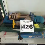 LOTE 426 - 04 LUMINÁRIAS DE MESA E 03 REGISTROS EM METAL. (NO ESTADO) ATENÇÃO! FAZER A VISITAÇÃO ANTES DE ARREMATAR, NÃO SABEMOS SE FUNCIONA. LEILÃO NÃO TEM GARANTIA E NEM DEVOLUÇÃO, SUJEITO A POSSÍVEIS AVARIAS VISÍVEIS/OCULTAS E/OU AUSÊNCIA DE COMPONENTES.