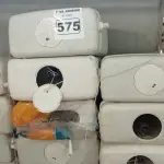 LOTE 575 - 13 CAIXAS DE DESCARGA MARCAS E MODELOS DIVERSOS. (NO ESTADO) ATENÇÃO! FAZER A VISITAÇÃO ANTES DE ARREMATAR, NÃO SABEMOS SE FUNCIONA. LEILÃO NÃO TEM GARANTIA E NEM DEVOLUÇÃO, SUJEITO A POSSÍVEIS AVARIAS VISÍVEIS/OCULTAS E/OU AUSÊNCIA DE COMPONENTES.