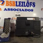 LOTE 546 - 01 PROJETOR E 01 MICROFONE. (NO ESTADO) ATENÇÃO! FAZER A VISITAÇÃO ANTES DE ARREMATAR, NÃO SABEMOS SE FUNCIONA. LEILÃO NÃO TEM GARANTIA E NEM DEVOLUÇÃO, SUJEITO A POSSÍVEIS AVARIAS VISÍVEIS/OCULTAS E/OU AUSÊNCIA DE COMPONENTES.