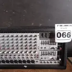 LOTE 066 - 01 MESA DE SOM MARCA EUROPOWER PMX2000. (NO ESTADO) ATENÇÃO! FAZER A VISITAÇÃO ANTES DE ARREMATAR, NÃO SABEMOS SE FUNCIONA. LEILÃO NÃO TEM GARANTIA E NEM DEVOLUÇÃO, SUJEITO A POSSÍVEIS AVARIAS VISÍVEIS/OCULTAS E/OU AUSÊNCIA DE COMPONENTES.