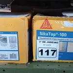 LOTE 117 - 02 CAIXAS DE REVESTIMENTO IMPERMEABILIZANTE SEMI-FLEXIVEL SIKA TOP 100 18KG. (NO ESTADO) ATENÇÃO! FAZER A VISITAÇÃO ANTES DE ARREMATAR, NÃO SABEMOS SE FUNCIONA. LEILÃO NÃO TEM GARANTIA E NEM DEVOLUÇÃO, SUJEITO A POSSÍVEIS AVARIAS VISÍVEIS/OCULTAS E/OU AUSÊNCIA DE COMPONENTES.
