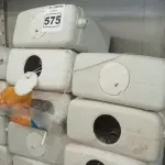 LOTE 575 - 13 CAIXAS DE DESCARGA MARCAS E MODELOS DIVERSOS. (NO ESTADO) ATENÇÃO! FAZER A VISITAÇÃO ANTES DE ARREMATAR, NÃO SABEMOS SE FUNCIONA. LEILÃO NÃO TEM GARANTIA E NEM DEVOLUÇÃO, SUJEITO A POSSÍVEIS AVARIAS VISÍVEIS/OCULTAS E/OU AUSÊNCIA DE COMPONENTES.