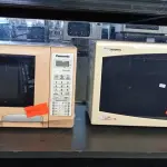 LOTE 507 - 02 MICRO-ONDAS MARCAS E MODELOS DIVERSOS. (NO ESTADO) ATENÇÃO! FAZER A VISITAÇÃO ANTES DE ARREMATAR, NÃO SABEMOS SE FUNCIONA. LEILÃO NÃO TEM GARANTIA E NEM DEVOLUÇÃO, SUJEITO A POSSÍVEIS AVARIAS VISÍVEIS/OCULTAS E/OU AUSÊNCIA DE COMPONENTES.