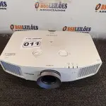 LOTE 011 - 01 PROJETOR MARCA EPSON. (NO ESTADO) ATENÇÃO! FAZER A VISITAÇÃO ANTES DE ARREMATAR, NÃO SABEMOS SE FUNCIONA. LEILÃO NÃO TEM GARANTIA E NEM DEVOLUÇÃO, SUJEITO A POSSÍVEIS AVARIAS VISÍVEIS/OCULTAS E/OU AUSÊNCIA DE COMPONENTES.
