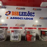 LOTE 100 - 04 BALDES DE REVESTIMENTO, SENDO 03 DE MASSA FINA E 01 DE CIMENTO QUEIMADO. (NO ESTADO) ATENÇÃO! FAZER A VISITAÇÃO ANTES DE ARREMATAR, NÃO SABEMOS SE FUNCIONA. LEILÃO NÃO TEM GARANTIA E NEM DEVOLUÇÃO, SUJEITO A POSSÍVEIS AVARIAS VISÍVEIS/OCULTAS E/OU AUSÊNCIA DE COMPONENTES.