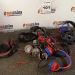 LOTE 101 - 01 LOTE COM VÁRIOS FONES DE OUVIDO E PISCAS PARA MOTO MARCAS E MODELOS DIVERSOS. (NO ESTADO) ATENÇÃO! FAZER A VISITAÇÃO ANTES DE ARREMATAR, NÃO SABEMOS SE FUNCIONA. LEILÃO NÃO TEM GARANTIA E NEM DEVOLUÇÃO, SUJEITO A POSSÍVEIS AVARIAS VISÍVEIS/OCULTAS E/OU AUSÊNCIA DE COMPONENTES.