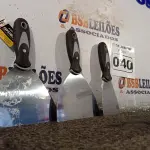 LOTE 040 - 02 ESPÁTULAS 5” COM CABO EMBORRACHADO E 01 ESPÁTULA 2,5. (NOVO) (NO ESTADO) ATENÇÃO! FAZER A VISITAÇÃO ANTES DE ARREMATAR, NÃO SABEMOS SE FUNCIONA. LEILÃO NÃO TEM GARANTIA E NEM DEVOLUÇÃO, SUJEITO A POSSÍVEIS AVARIAS VISÍVEIS/OCULTAS E/OU AUSÊNCIA DE COMPONENTES.