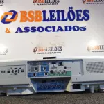 LOTE 011 - 01 PROJETOR MARCA EPSON. (NO ESTADO) ATENÇÃO! FAZER A VISITAÇÃO ANTES DE ARREMATAR, NÃO SABEMOS SE FUNCIONA. LEILÃO NÃO TEM GARANTIA E NEM DEVOLUÇÃO, SUJEITO A POSSÍVEIS AVARIAS VISÍVEIS/OCULTAS E/OU AUSÊNCIA DE COMPONENTES.