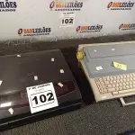 LOTE 102 - 01 MÁQUINA DE ESCREVER OLIVETTI PERSONAL 55 E 01 TOCA DISCOS AVANTI. (NO ESTADO) ATENÇÃO! FAZER A VISITAÇÃO ANTES DE ARREMATAR, NÃO SABEMOS SE FUNCIONA. LEILÃO NÃO TEM GARANTIA E NEM DEVOLUÇÃO, SUJEITO A POSSÍVEIS AVARIAS VISÍVEIS/OCULTAS E/OU AUSÊNCIA DE COMPONENTES.