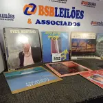 LOTE 462 - 01 LOTE COM DIVERSOS DISCOS DE VINIL. (NO ESTADO) ATENÇÃO! FAZER A VISITAÇÃO ANTES DE ARREMATAR, NÃO SABEMOS SE FUNCIONA. LEILÃO NÃO TEM GARANTIA E NEM DEVOLUÇÃO, SUJEITO A POSSÍVEIS AVARIAS VISÍVEIS/OCULTAS E/OU AUSÊNCIA DE COMPONENTES.
