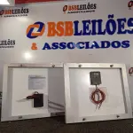 LOTE 482 - 02 PAINÉIS SOLARES 18V 10W.  (NO ESTADO) ATENÇÃO! FAZER A VISITAÇÃO ANTES DE ARREMATAR, NÃO SABEMOS SE FUNCIONA. LEILÃO NÃO TEM GARANTIA E NEM DEVOLUÇÃO, SUJEITO A POSSÍVEIS AVARIAS VISÍVEIS/OCULTAS E/OU AUSÊNCIA DE COMPONENTES.