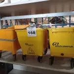 LOTE 168 - 03 BALDES DE LIMPEZA COM RODINHAS. (NO ESTADO) ATENÇÃO! FAZER A VISITAÇÃO ANTES DE ARREMATAR, NÃO SABEMOS SE FUNCIONA. LEILÃO NÃO TEM GARANTIA E NEM DEVOLUÇÃO, SUJEITO A POSSÍVEIS AVARIAS VISÍVEIS/OCULTAS E/OU AUSÊNCIA DE COMPONENTES.
