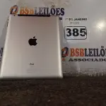LOTE 385 - 01 IPAD 64 GB SEM CARREGADOR. (NO ESTADO) ATENÇÃO! FAZER A VISITAÇÃO ANTES DE ARREMATAR, NÃO SABEMOS SE FUNCIONA. LEILÃO NÃO TEM GARANTIA E NEM DEVOLUÇÃO, SUJEITO A POSSÍVEIS AVARIAS VISÍVEIS/OCULTAS E/OU AUSÊNCIA DE COMPONENTES.