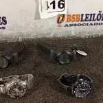 LOTE 416 - 04 RELÓGIOS. (NO ESTADO) ATENÇÃO! FAZER A VISITAÇÃO ANTES DE ARREMATAR, NÃO SABEMOS SE FUNCIONA. LEILÃO NÃO TEM GARANTIA E NEM DEVOLUÇÃO, SUJEITO A POSSÍVEIS AVARIAS VISÍVEIS/OCULTAS E/OU AUSÊNCIA DE COMPONENTES.