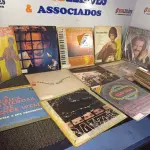 LOTE 452 - 01 LOTE COM DIVERSOS DISCOS DE VINIL. (NO ESTADO) ATENÇÃO! FAZER A VISITAÇÃO ANTES DE ARREMATAR, NÃO SABEMOS SE FUNCIONA. LEILÃO NÃO TEM GARANTIA E NEM DEVOLUÇÃO, SUJEITO A POSSÍVEIS AVARIAS VISÍVEIS/OCULTAS E/OU AUSÊNCIA DE COMPONENTES.