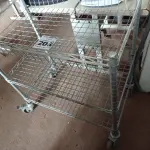 LOTE 206 - 01 CARRINHO PARA TRANSPORTE DE UTENSILIOS COM TRES DIVISOES. (NO ESTADO) ATENÇÃO! FAZER A VISITAÇÃO ANTES DE ARREMATAR, NÃO SABEMOS SE FUNCIONA. LEILÃO NÃO TEM GARANTIA E NEM DEVOLUÇÃO, SUJEITO A POSSÍVEIS AVARIAS VISÍVEIS/OCULTAS E/OU AUSÊNCIA DE COMPONENTES.