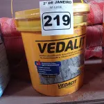 LOTE 219 - 01 BALDE DE VEDACIT, ADITIVO IMPERMEABILIZANTE PARA CONCRETOS E ARGAMASSAS 18L. (NO ESTADO) ATENÇÃO! FAZER A VISITAÇÃO ANTES DE ARREMATAR, NÃO SABEMOS SE FUNCIONA. LEILÃO NÃO TEM GARANTIA E NEM DEVOLUÇÃO, SUJEITO A POSSÍVEIS AVARIAS VISÍVEIS/OCULTAS E/OU AUSÊNCIA DE COMPONENTES.