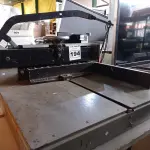 LOTE 194 - 01 GUILHOTINA DE MESA PARA CORTAR PAPEL. (NO ESTADO) ATENÇÃO! FAZER A VISITAÇÃO ANTES DE ARREMATAR, NÃO SABEMOS SE FUNCIONA. LEILÃO NÃO TEM GARANTIA E NEM DEVOLUÇÃO, SUJEITO A POSSÍVEIS AVARIAS VISÍVEIS/OCULTAS E/OU AUSÊNCIA DE COMPONENTES.