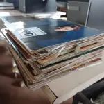 LOTE 480 - 01 LOTE COM DIVERSOS DISCOS DE VINIL. (NO ESTADO) ATENÇÃO! FAZER A VISITAÇÃO ANTES DE ARREMATAR, NÃO SABEMOS SE FUNCIONA. LEILÃO NÃO TEM GARANTIA E NEM DEVOLUÇÃO, SUJEITO A POSSÍVEIS AVARIAS VISÍVEIS/OCULTAS E/OU AUSÊNCIA DE COMPONENTES.