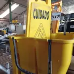 LOTE 317 - 02 BALDES DE LIMPEZA COM RODINHAS E PLACAS DE SINALIZAÇÃO. (NO ESTADO) ATENÇÃO! FAZER A VISITAÇÃO ANTES DE ARREMATAR, NÃO SABEMOS SE FUNCIONA. LEILÃO NÃO TEM GARANTIA E NEM DEVOLUÇÃO, SUJEITO A POSSÍVEIS AVARIAS VISÍVEIS/OCULTAS E/OU AUSÊNCIA DE COMPONENTES.