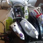 LOTE 207 - 01 ASPIRADOR DE PÓ MARCA ELECTROLUX 220V, 05 FERROS DE PASSAR E 03 ASPIRADORES DE PO DE MAO. (NO ESTADO) ATENÇÃO! FAZER A VISITAÇÃO ANTES DE ARREMATAR, NÃO SABEMOS SE FUNCIONA. LEILÃO NÃO TEM GARANTIA E NEM DEVOLUÇÃO, SUJEITO A POSSÍVEIS AVARIAS VISÍVEIS/OCULTAS E/OU AUSÊNCIA DE COMPONENTES.