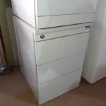 LOTE 187 - 02 GAVETEIROS PARA ESCRITORIO COM 03 GAVETAS CADA. (NO ESTADO) ATENÇÃO! FAZER A VISITAÇÃO ANTES DE ARREMATAR, NÃO SABEMOS SE FUNCIONA. LEILÃO NÃO TEM GARANTIA E NEM DEVOLUÇÃO, SUJEITO A POSSÍVEIS AVARIAS VISÍVEIS/OCULTAS E/OU AUSÊNCIA DE COMPONENTES.
