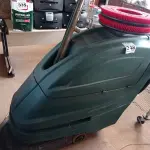 LOTE 348 - 01 LAVADORA DE PISOS INDUSTRIAL COM BATERIAS E CARREGADOR. (NO ESTADO) ATENÇÃO! FAZER A VISITAÇÃO ANTES DE ARREMATAR, NÃO SABEMOS SE FUNCIONA. LEILÃO NÃO TEM GARANTIA E NEM DEVOLUÇÃO, SUJEITO A POSSÍVEIS AVARIAS VISÍVEIS/OCULTAS E/OU AUSÊNCIA DE COMPONENTES.