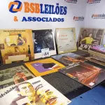 LOTE 451 - 01 LOTE COM DIVERSOS DISCOS DE VINIL. (NO ESTADO) ATENÇÃO! FAZER A VISITAÇÃO ANTES DE ARREMATAR, NÃO SABEMOS SE FUNCIONA. LEILÃO NÃO TEM GARANTIA E NEM DEVOLUÇÃO, SUJEITO A POSSÍVEIS AVARIAS VISÍVEIS/OCULTAS E/OU AUSÊNCIA DE COMPONENTES.