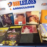 LOTE 461 - 01 LOTE COM DIVERSOS DISCOS DE VINIL. (NO ESTADO) ATENÇÃO! FAZER A VISITAÇÃO ANTES DE ARREMATAR, NÃO SABEMOS SE FUNCIONA. LEILÃO NÃO TEM GARANTIA E NEM DEVOLUÇÃO, SUJEITO A POSSÍVEIS AVARIAS VISÍVEIS/OCULTAS E/OU AUSÊNCIA DE COMPONENTES.