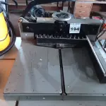 LOTE 194 - 01 GUILHOTINA DE MESA PARA CORTAR PAPEL. (NO ESTADO) ATENÇÃO! FAZER A VISITAÇÃO ANTES DE ARREMATAR, NÃO SABEMOS SE FUNCIONA. LEILÃO NÃO TEM GARANTIA E NEM DEVOLUÇÃO, SUJEITO A POSSÍVEIS AVARIAS VISÍVEIS/OCULTAS E/OU AUSÊNCIA DE COMPONENTES.