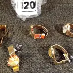 LOTE 420 - 05 RELÓGIOS. (NO ESTADO) ATENÇÃO! FAZER A VISITAÇÃO ANTES DE ARREMATAR, NÃO SABEMOS SE FUNCIONA. LEILÃO NÃO TEM GARANTIA E NEM DEVOLUÇÃO, SUJEITO A POSSÍVEIS AVARIAS VISÍVEIS/OCULTAS E/OU AUSÊNCIA DE COMPONENTES.