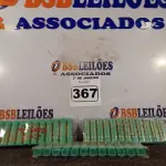 LOTE 367 - 03 CAIXINHAS DE BATONS COM 12 CADA. (NO ESTADO) ATENÇÃO! FAZER A VISITAÇÃO ANTES DE ARREMATAR, NÃO SABEMOS SE FUNCIONA. LEILÃO NÃO TEM GARANTIA E NEM DEVOLUÇÃO, SUJEITO A POSSÍVEIS AVARIAS VISÍVEIS/OCULTAS E/OU AUSÊNCIA DE COMPONENTES.