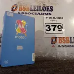 LOTE 379 - 01 CELULAR MOTOC MODELO:XT1750 8GB MARCA LENOVO. (NO ESTADO) ATENÇÃO! FAZER A VISITAÇÃO ANTES DE ARREMATAR, NÃO SABEMOS SE FUNCIONA. LEILÃO NÃO TEM GARANTIA E NEM DEVOLUÇÃO, SUJEITO A POSSÍVEIS AVARIAS VISÍVEIS/OCULTAS E/OU AUSÊNCIA DE COMPONENTES.