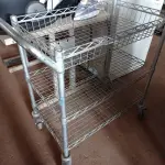 LOTE 206 - 01 CARRINHO PARA TRANSPORTE DE UTENSILIOS COM TRES DIVISOES. (NO ESTADO) ATENÇÃO! FAZER A VISITAÇÃO ANTES DE ARREMATAR, NÃO SABEMOS SE FUNCIONA. LEILÃO NÃO TEM GARANTIA E NEM DEVOLUÇÃO, SUJEITO A POSSÍVEIS AVARIAS VISÍVEIS/OCULTAS E/OU AUSÊNCIA DE COMPONENTES.