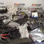 LOTE 328 - 01 LOTE COM DIVERSOS PERIFÉRICOS DE INFORMÁTICA. (NO ESTADO) ATENÇÃO! FAZER A VISITAÇÃO ANTES DE ARREMATAR, NÃO SABEMOS SE FUNCIONA. LEILÃO NÃO TEM GARANTIA E NEM DEVOLUÇÃO, SUJEITO A POSSÍVEIS AVARIAS VISÍVEIS/OCULTAS E/OU AUSÊNCIA DE COMPONENTES.