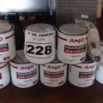 LOTE 228 - 12 LATAS DE 1KG DE COLA PLÁSTICA MARCA ANJO. (NO ESTADO) ATENÇÃO! FAZER A VISITAÇÃO ANTES DE ARREMATAR, NÃO SABEMOS SE FUNCIONA. LEILÃO NÃO TEM GARANTIA E NEM DEVOLUÇÃO, SUJEITO A POSSÍVEIS AVARIAS VISÍVEIS/OCULTAS E/OU AUSÊNCIA DE COMPONENTES.