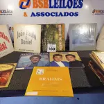 LOTE 460 - 01 LOTE COM DIVERSOS DISCOS DE VINIL. (NO ESTADO) ATENÇÃO! FAZER A VISITAÇÃO ANTES DE ARREMATAR, NÃO SABEMOS SE FUNCIONA. LEILÃO NÃO TEM GARANTIA E NEM DEVOLUÇÃO, SUJEITO A POSSÍVEIS AVARIAS VISÍVEIS/OCULTAS E/OU AUSÊNCIA DE COMPONENTES.